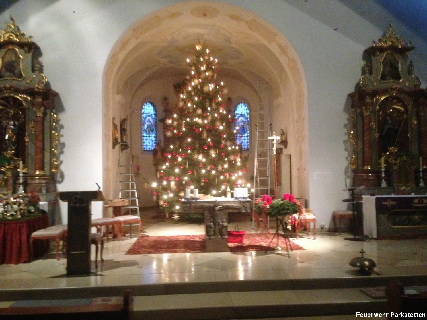 Weihnachtsbaum in Kirche St. aufgestellt FF Parkstetten